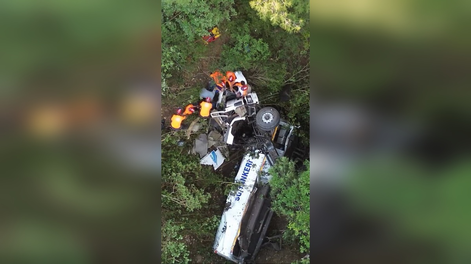 Yangına müdahaleye giden tanker uçuruma yuvarlandı